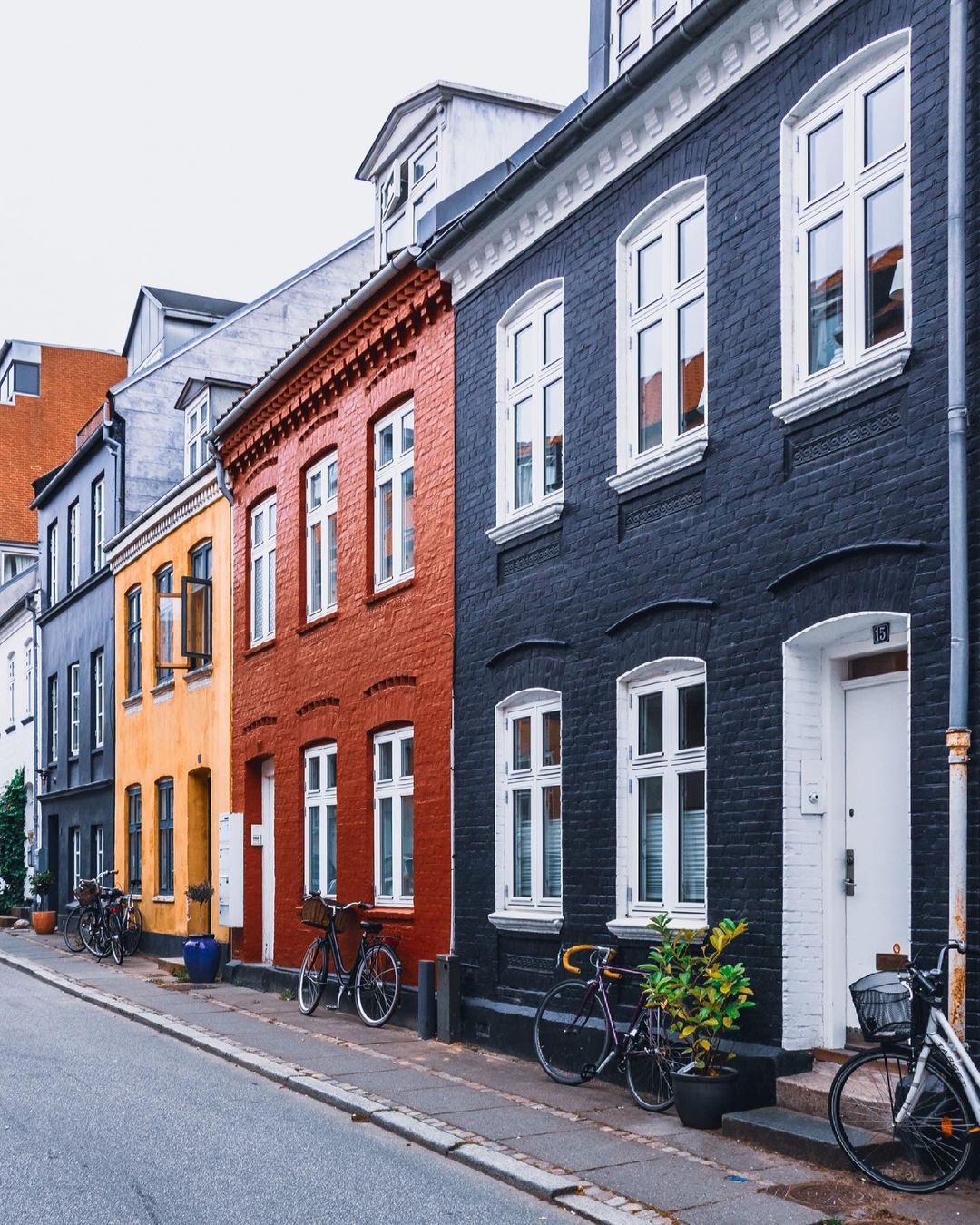 Улицы и архитектура Дании на снимках Адама Бросбеля