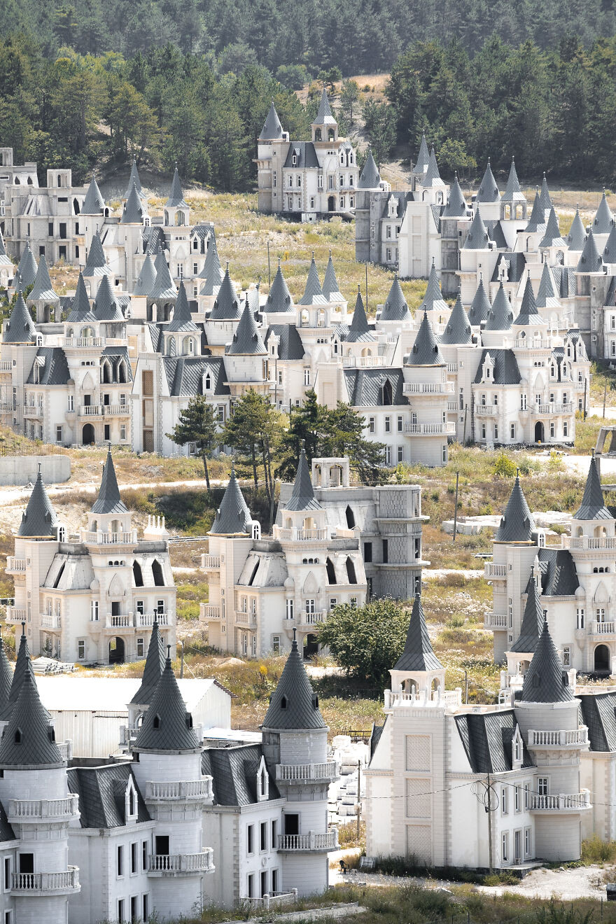 Сотни заброшенных диснеевских замков в Турции