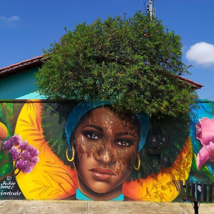 Бразильский уличный художник рисует женские портреты, используя ветви кустов и деревьев в качестве волос