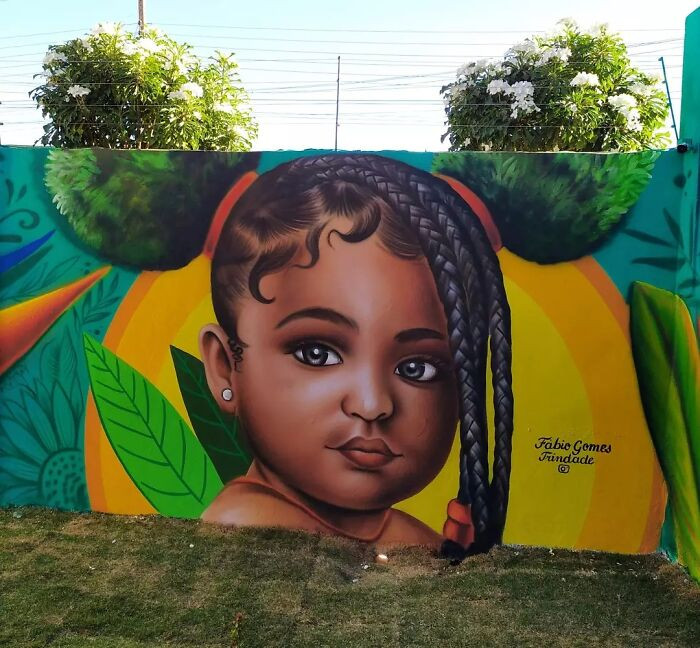 Бразильский уличный художник рисует женские портреты, используя ветви кустов и деревьев в качестве волос