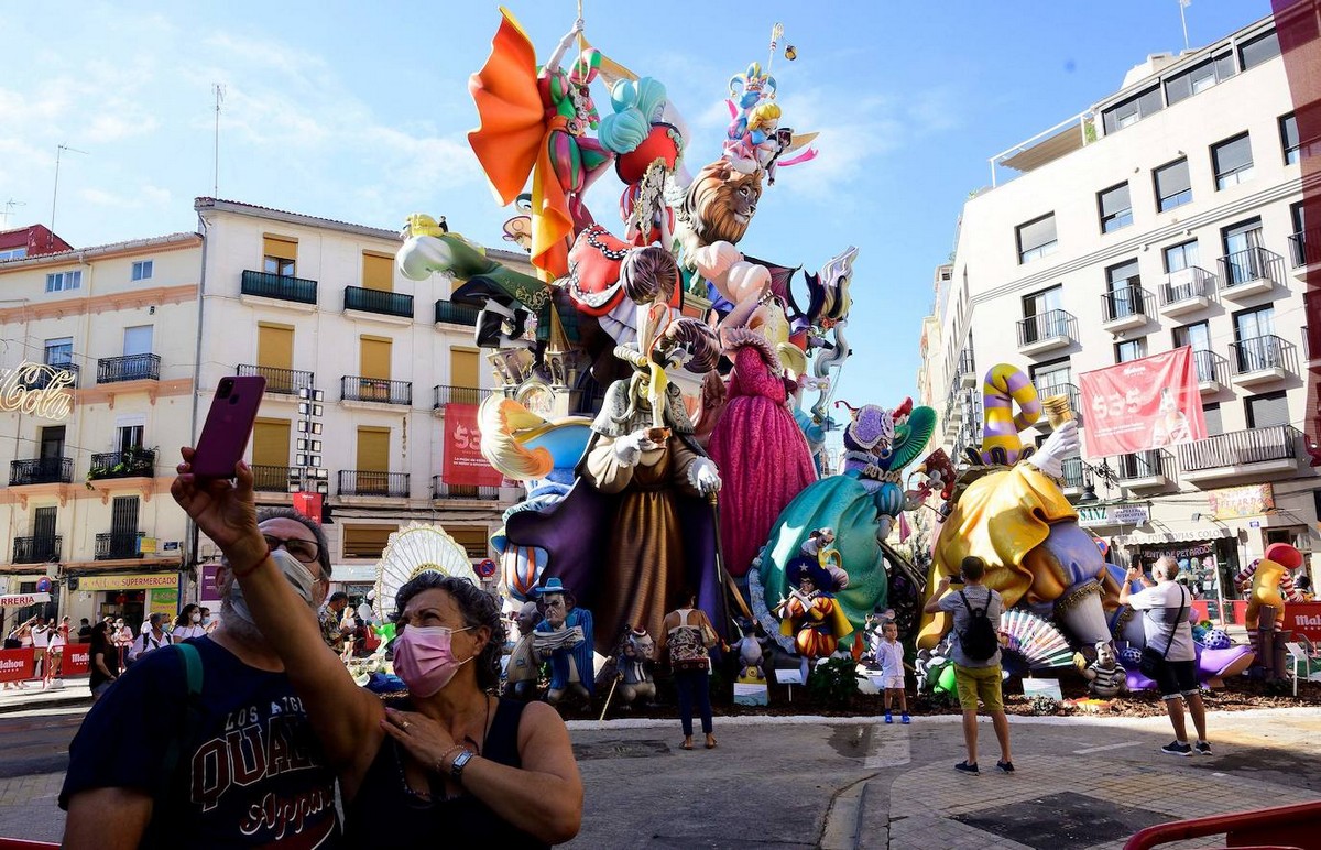 Красочный фестиваль огня Фальяс в Валенсии