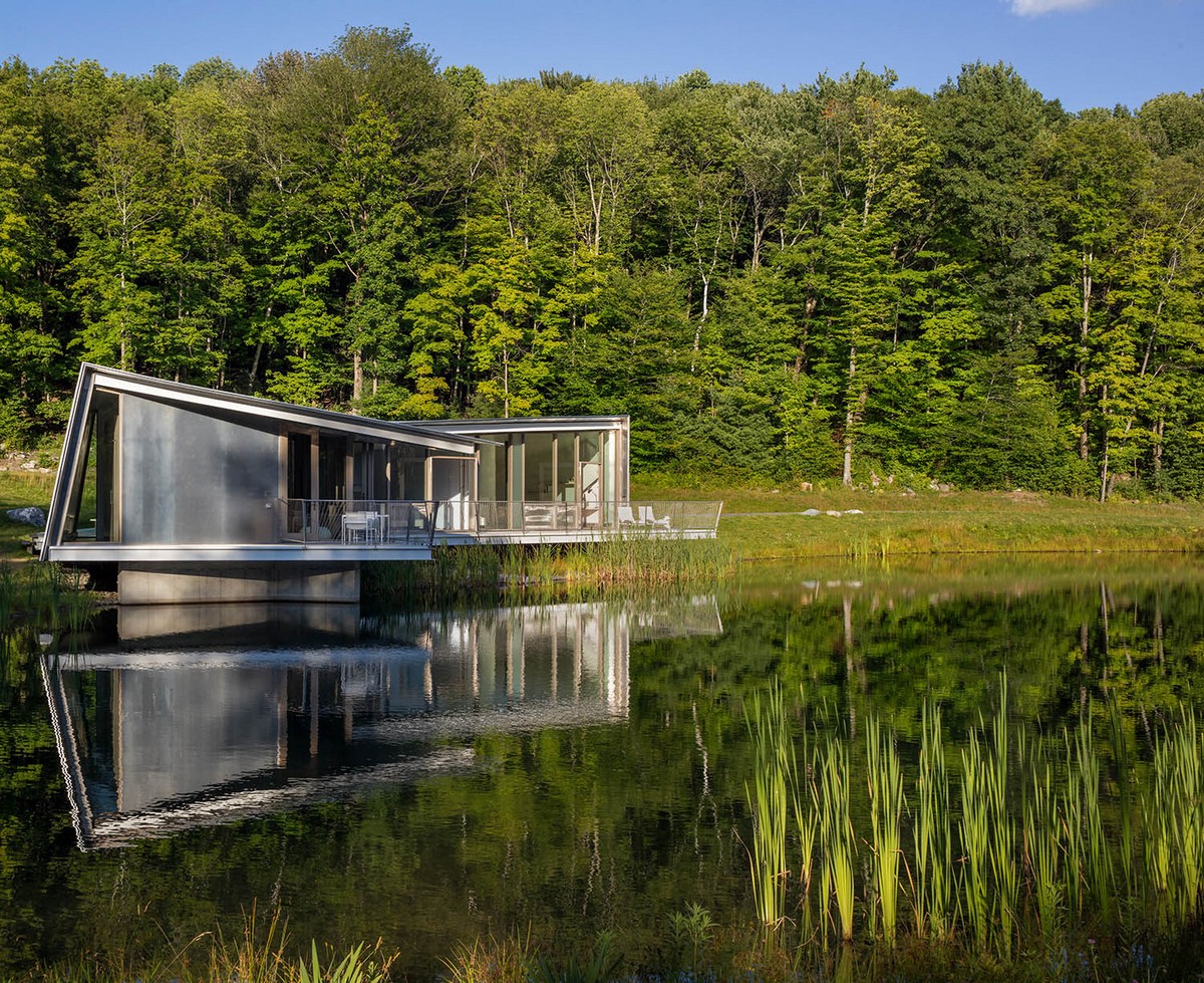 Загородный дом для отдыха на берегу пруда в США