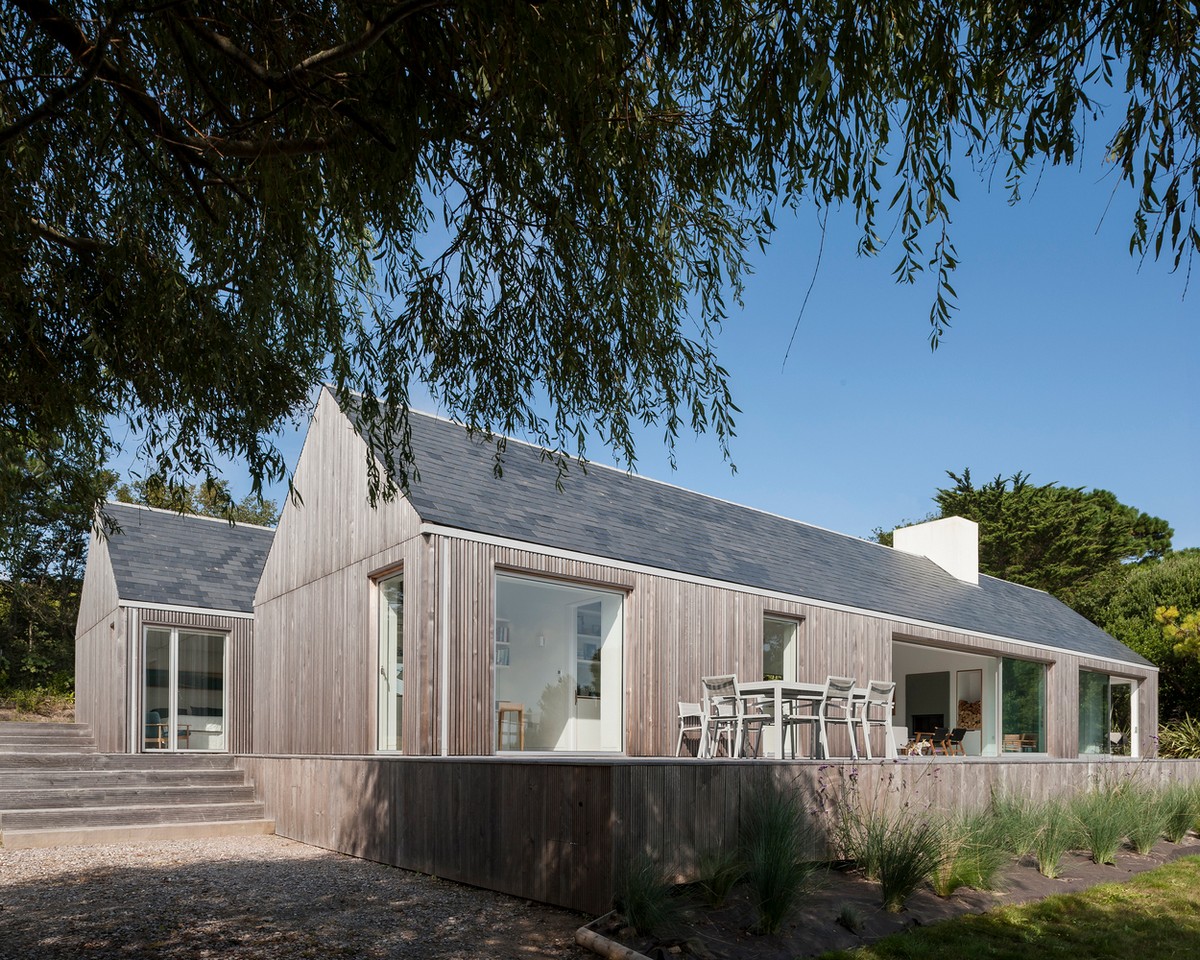 Энергоэффективный семейный дом для отдыха на острове Олдерни Картинки и фото