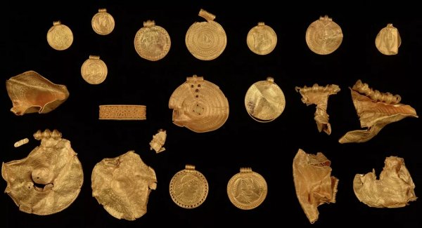 Мужчина из Дании впервые отправился искать сокровища и нашел золото викингов
