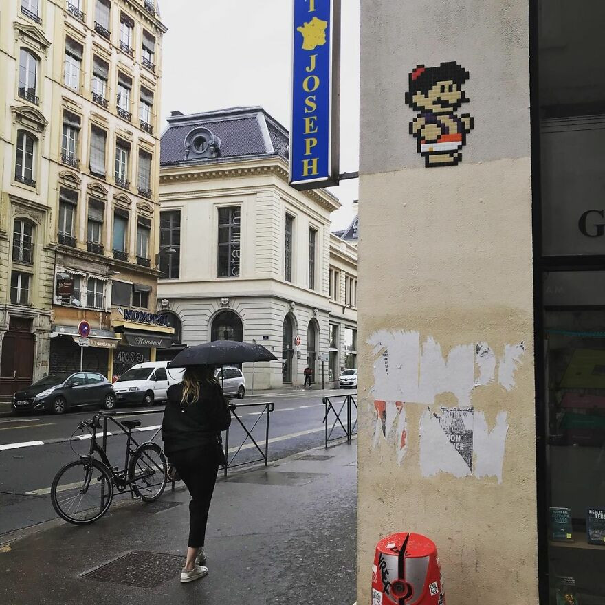 Уличная мозаика с изображением Марио, который косплеит различных персонажей