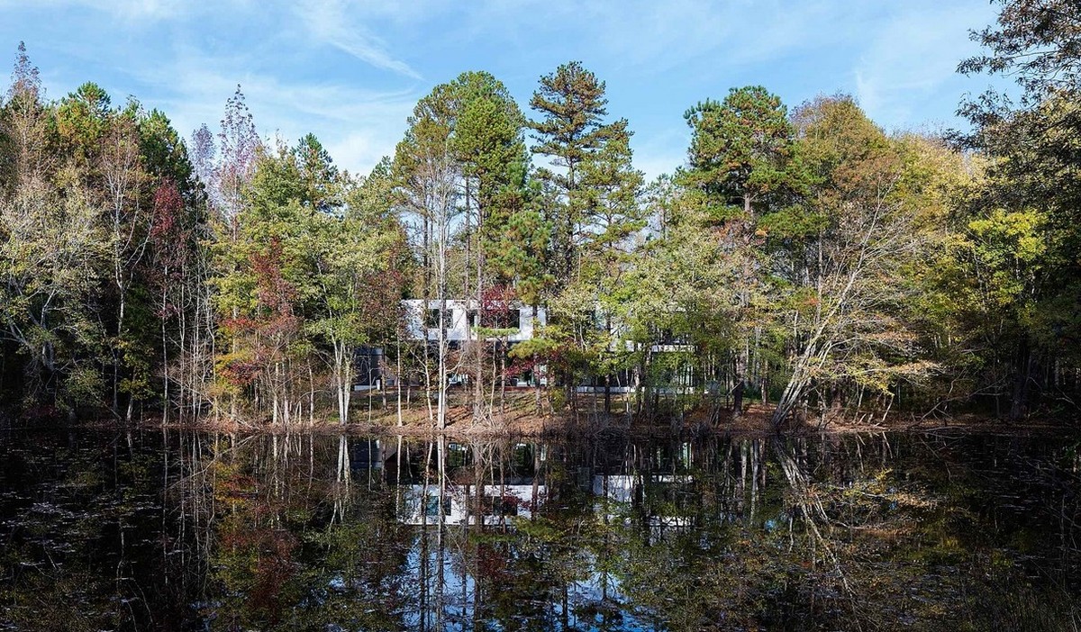 Минималистский дом с видом на лесной пруд в США