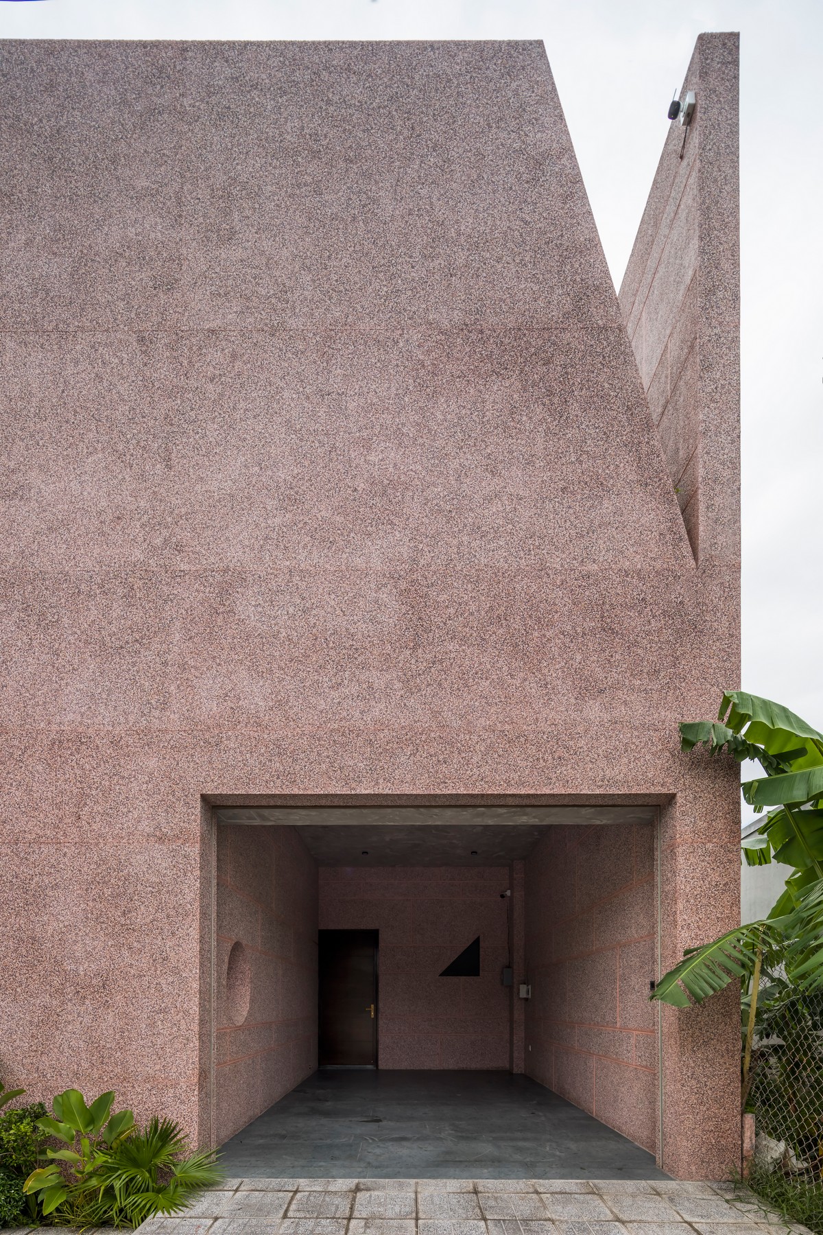 Современный розовый дом на юго-западе Вьетнама пространство, имеет, занимает, пространств, пространства, метров, крыше, связь, которые, Проект, патио, Вьетнама, света, стороны, располагается, квадратных, традиционных, которой, гостиную, находятся