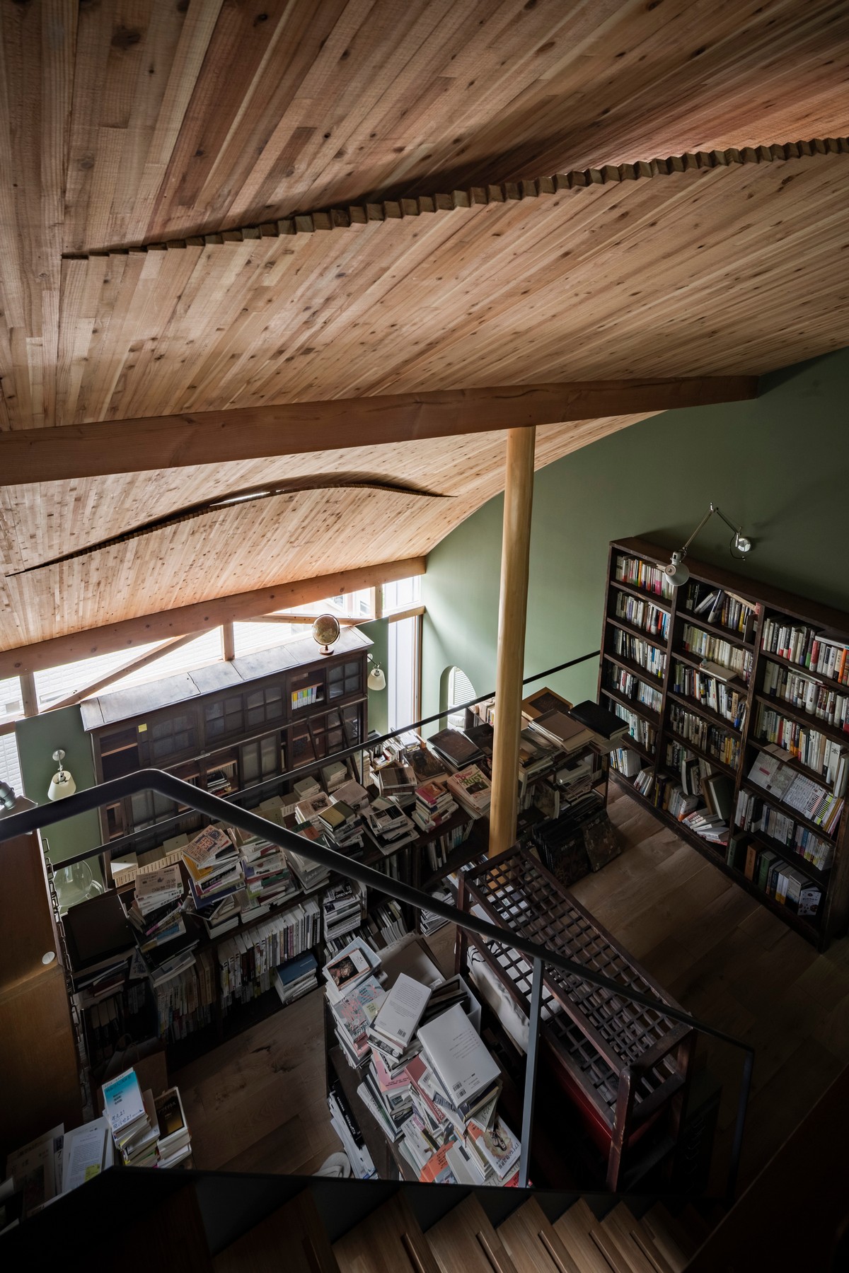 Двухэтажный дом-библиотека для жизни и работы в Японии пространство, работы, занимают, имеет, Двухэтажный, является, гостиная, приятно, мебель, метров, полок, библиотеки, книжных, квадратных, домбиблиотека, жизни, помещения, будто, кажется, частей