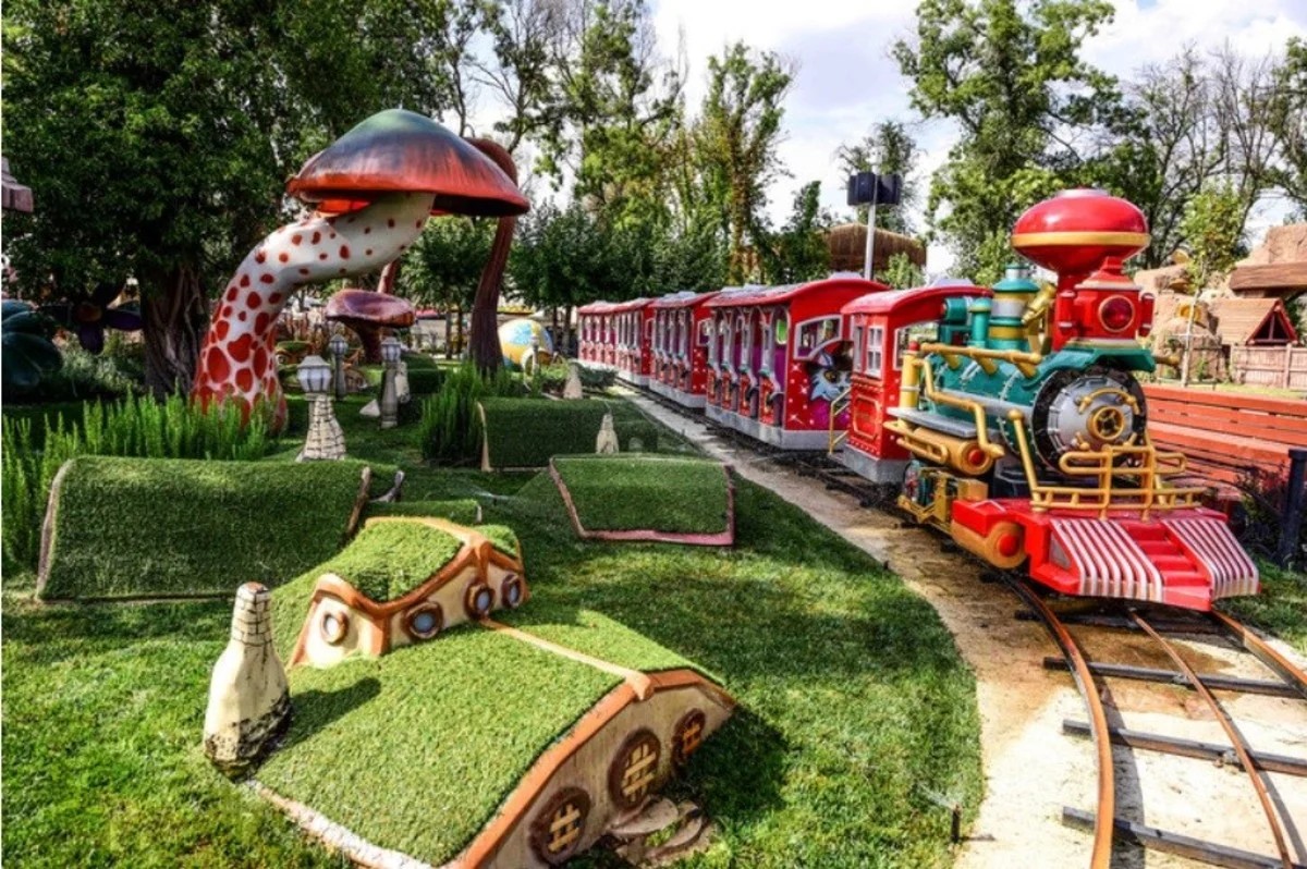 Помпезный заброшенный парк развлечений в Анкаре