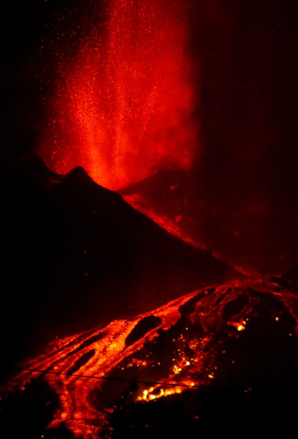 На Канарском острове Ла-Пальма извергся вулкан Кумбре-Вьеха