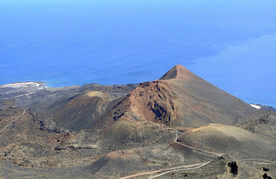 На Канарском острове Ла-Пальма извергся вулкан Кумбре-Вьеха