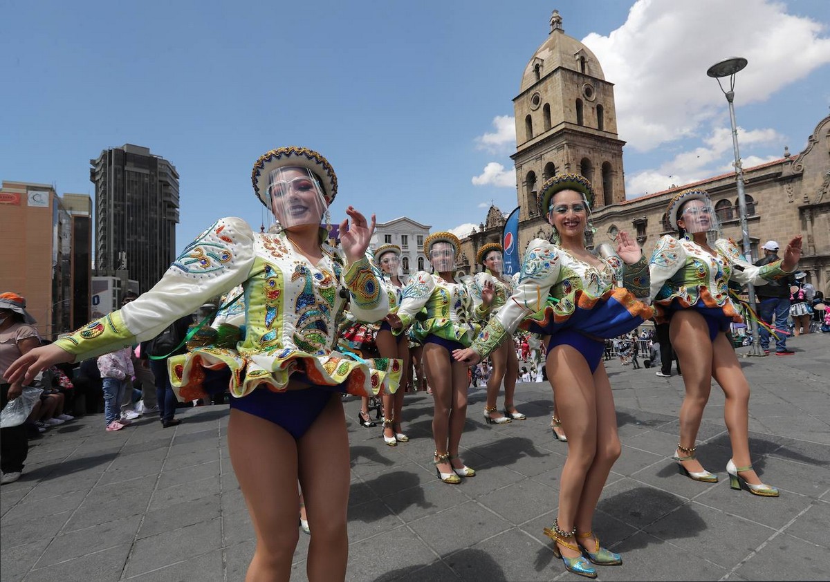 Боливийские танцоры вышли на улицы, чтобы показать танец Капоралес