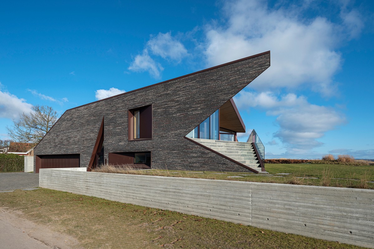 Прибрежная вилла с необычным дизайном в Дании