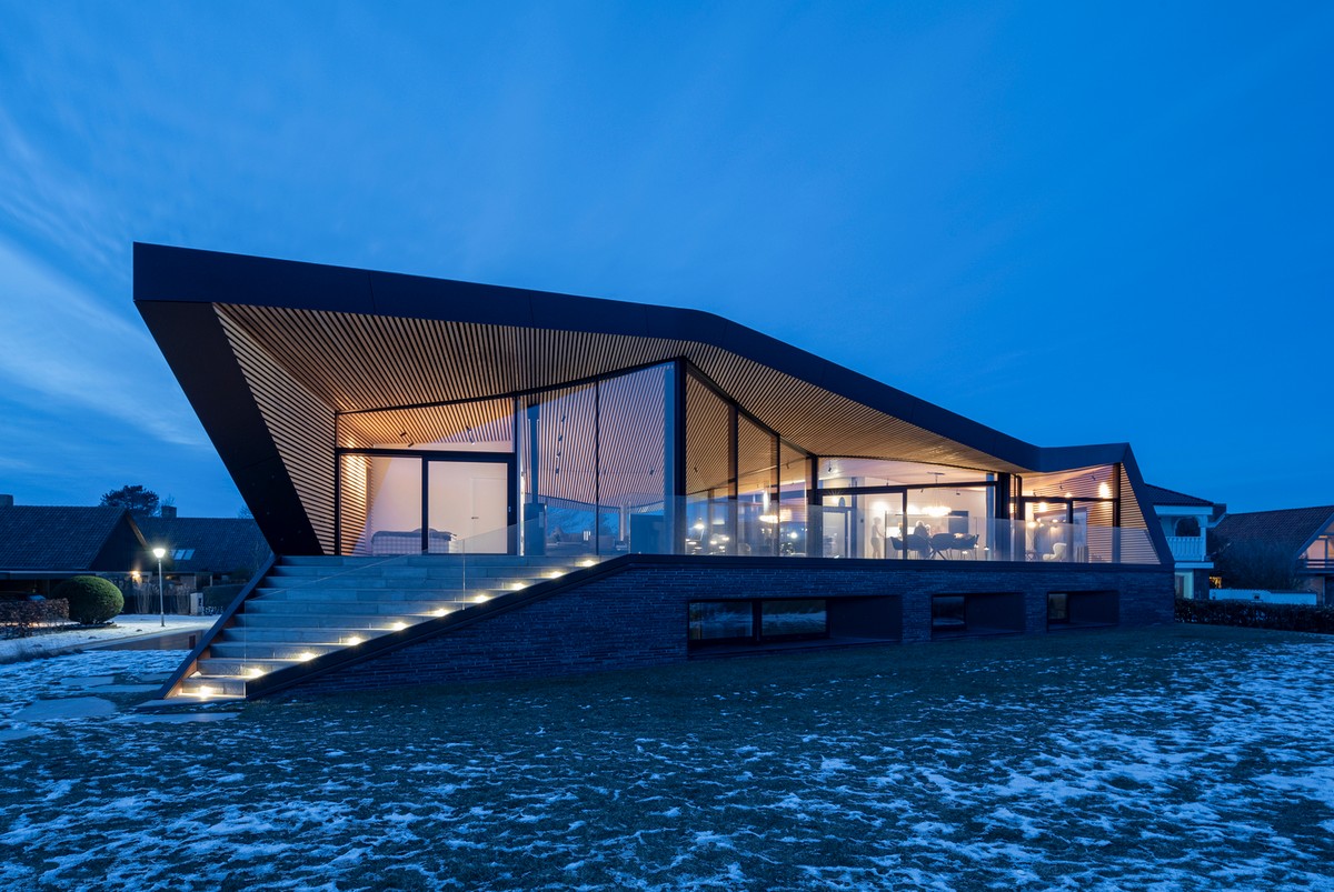 Прибрежная вилла с необычным дизайном в Дании