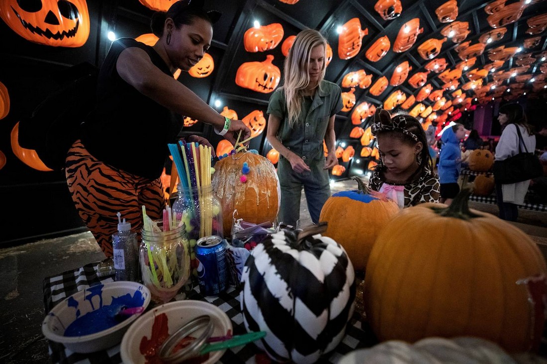 Семейная игровая площадка к Хэллоуину в Лос-Анджелесе