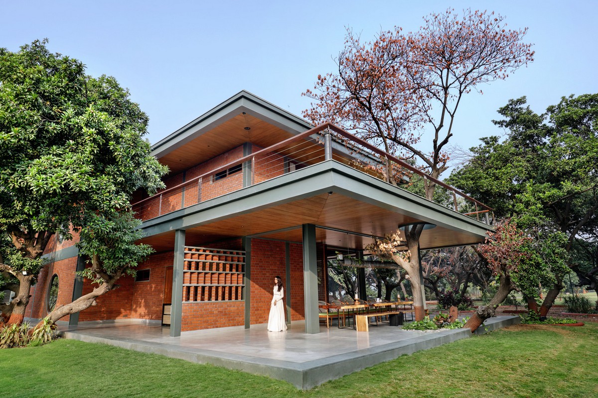 Кирпичный дом выходного дня с бассейном и двориком в Индии - Zefirka