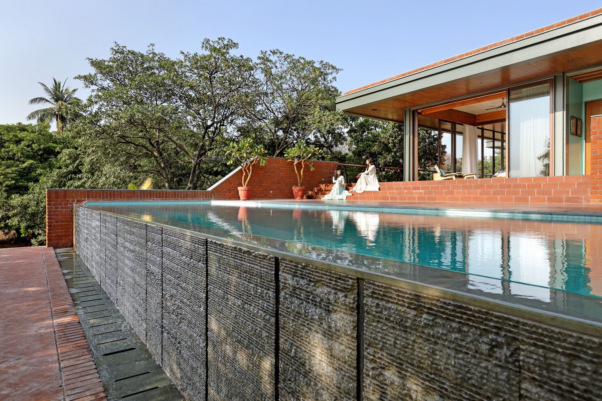 Кирпичный дом выходного дня с бассейном и двориком в Индии