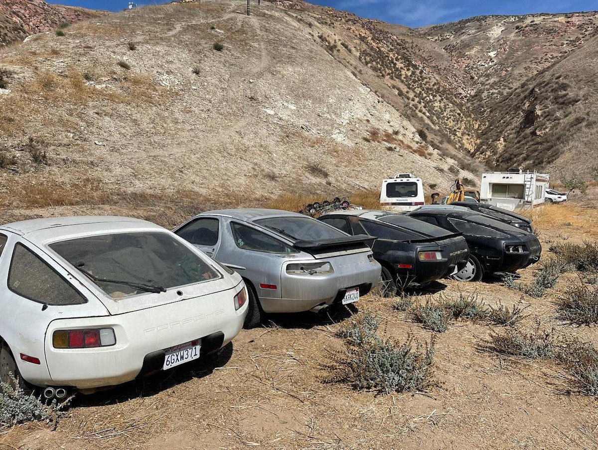 Кто-то выбросил 13 стареньких Porsche 928 в Калифорнии