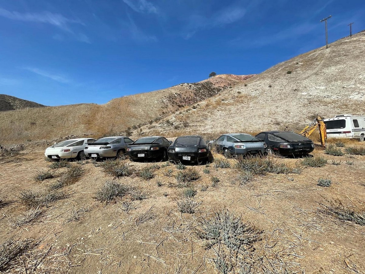 Кто-то выбросил 13 стареньких Porsche 928 в Калифорнии