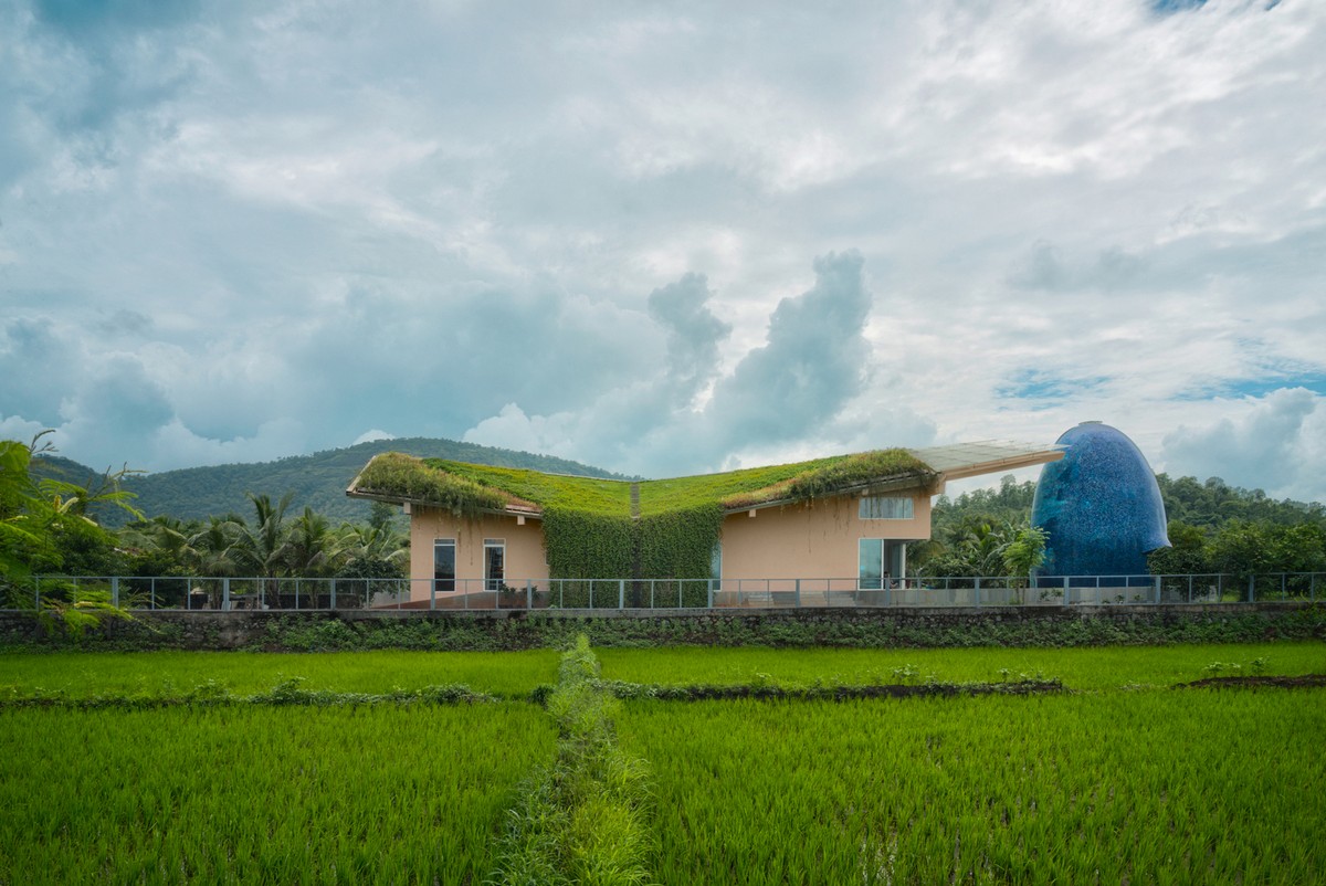 Семейный дом с зеленой крышей и собственным храмом в Индии