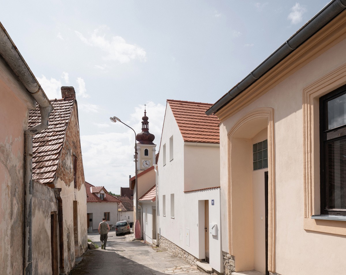 Реконструкция и объединение двух старых домов в Чехии Картинки и фото