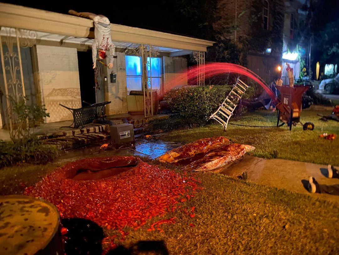 Техасец так украсил двор к Хэллоуину, что соседи позвонили в полицию