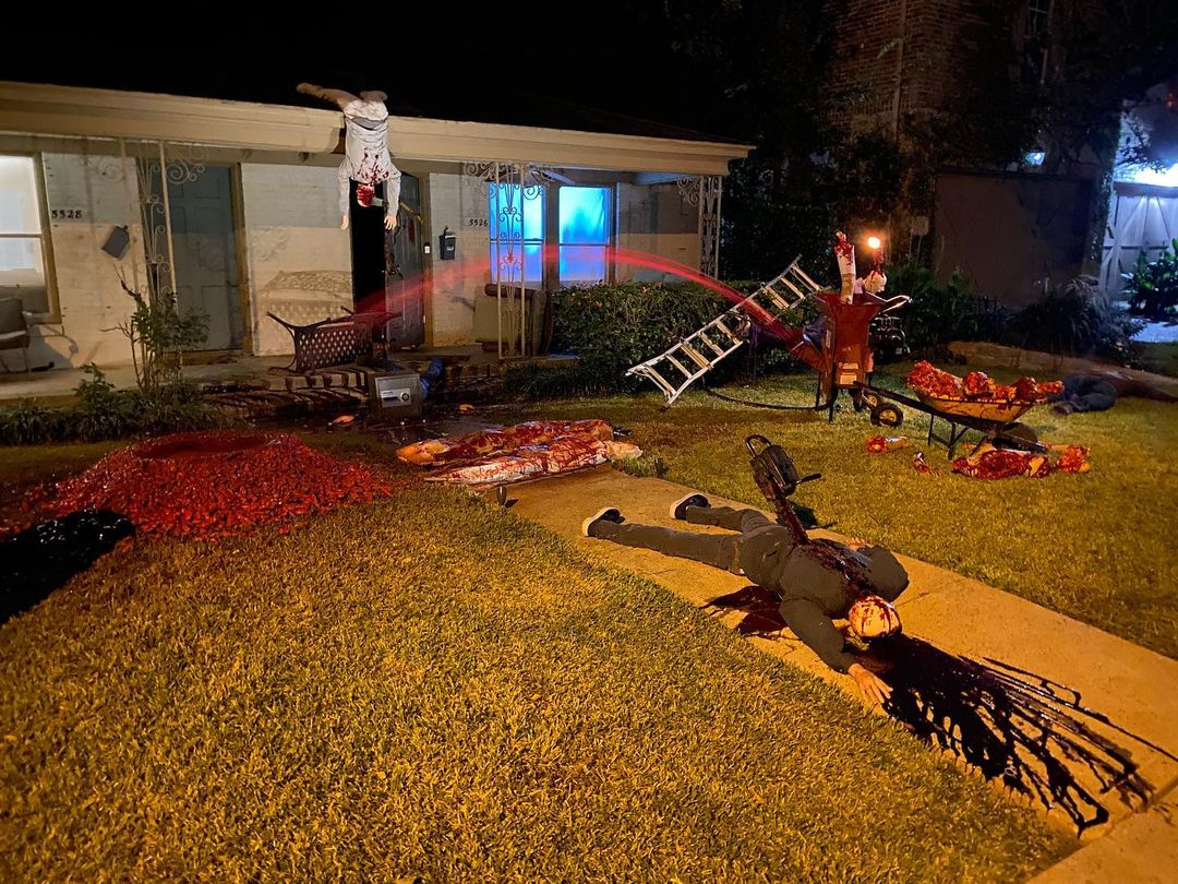 Техасец так украсил двор к Хэллоуину, что соседи позвонили в полицию