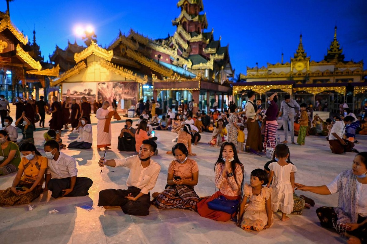 Буддийский фестиваль Тадингют в Мьянме