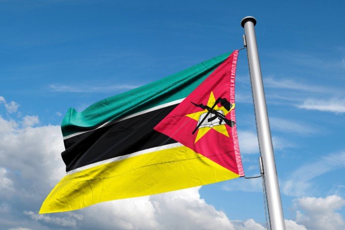 Почему у африканского Мозамбика на флаге изображён автомат Калашникова?