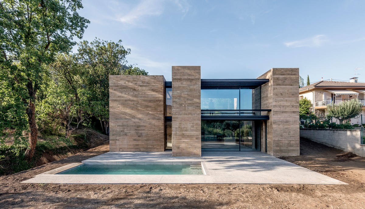 Загородный бетонный дом в Испании