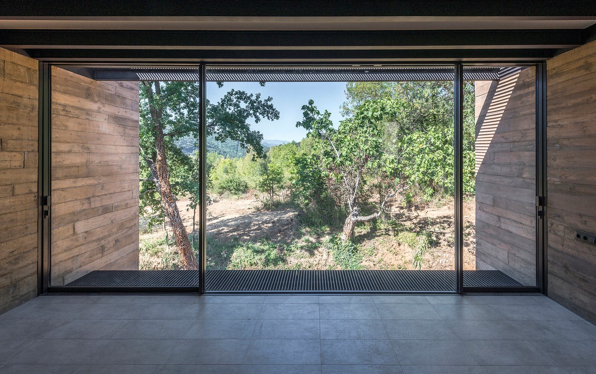 Загородный бетонный дом в Испании