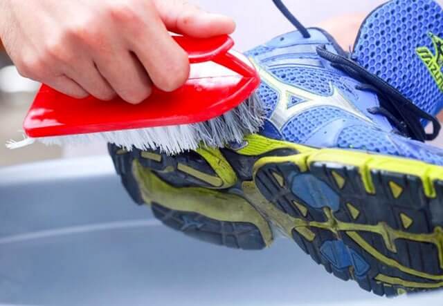 Уход за обувью: как почистить кроссовки?