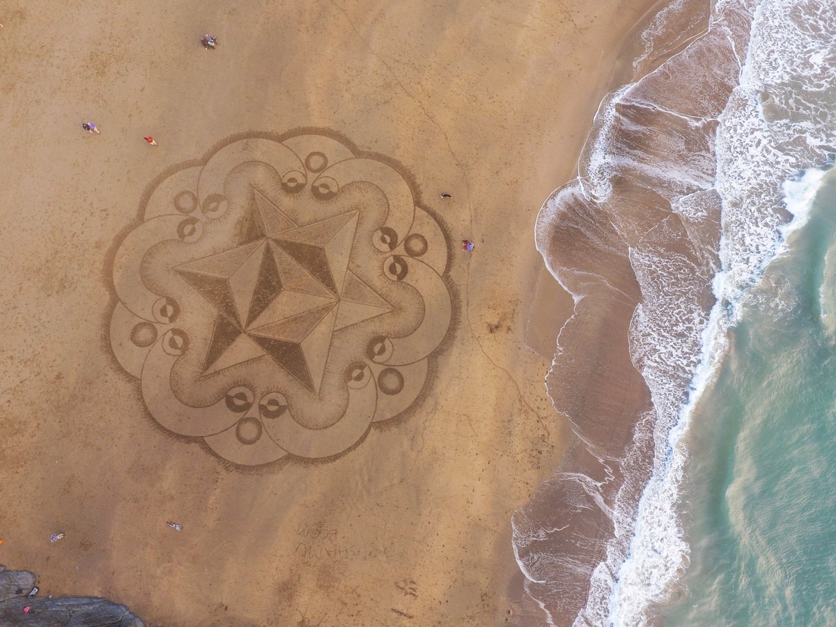 Художник создает на пляже удивительные произведения искусства
