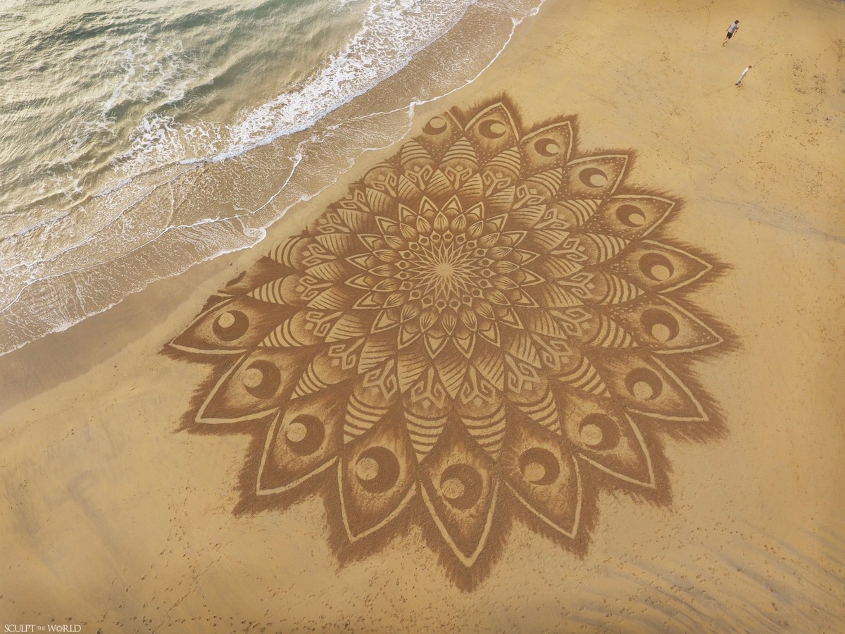 Художник создает на пляже удивительные произведения искусства
