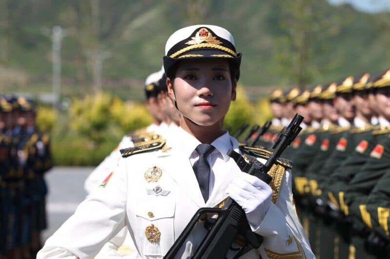 10 стран мира, где женщин призывают в армию