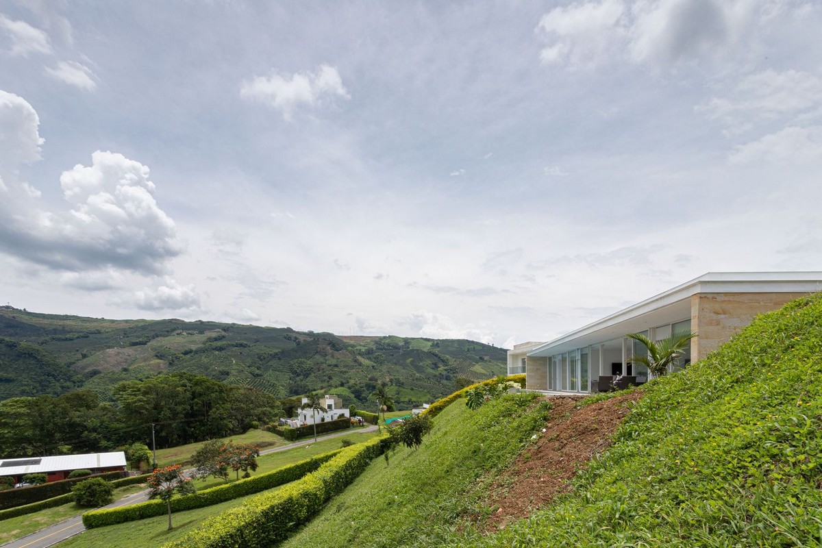 Загородный дом с видом на горные плантации кофе в Колумбии