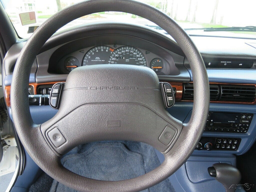 Chrysler Concorde 1994 года, который хранили в помещении с микроклиматом