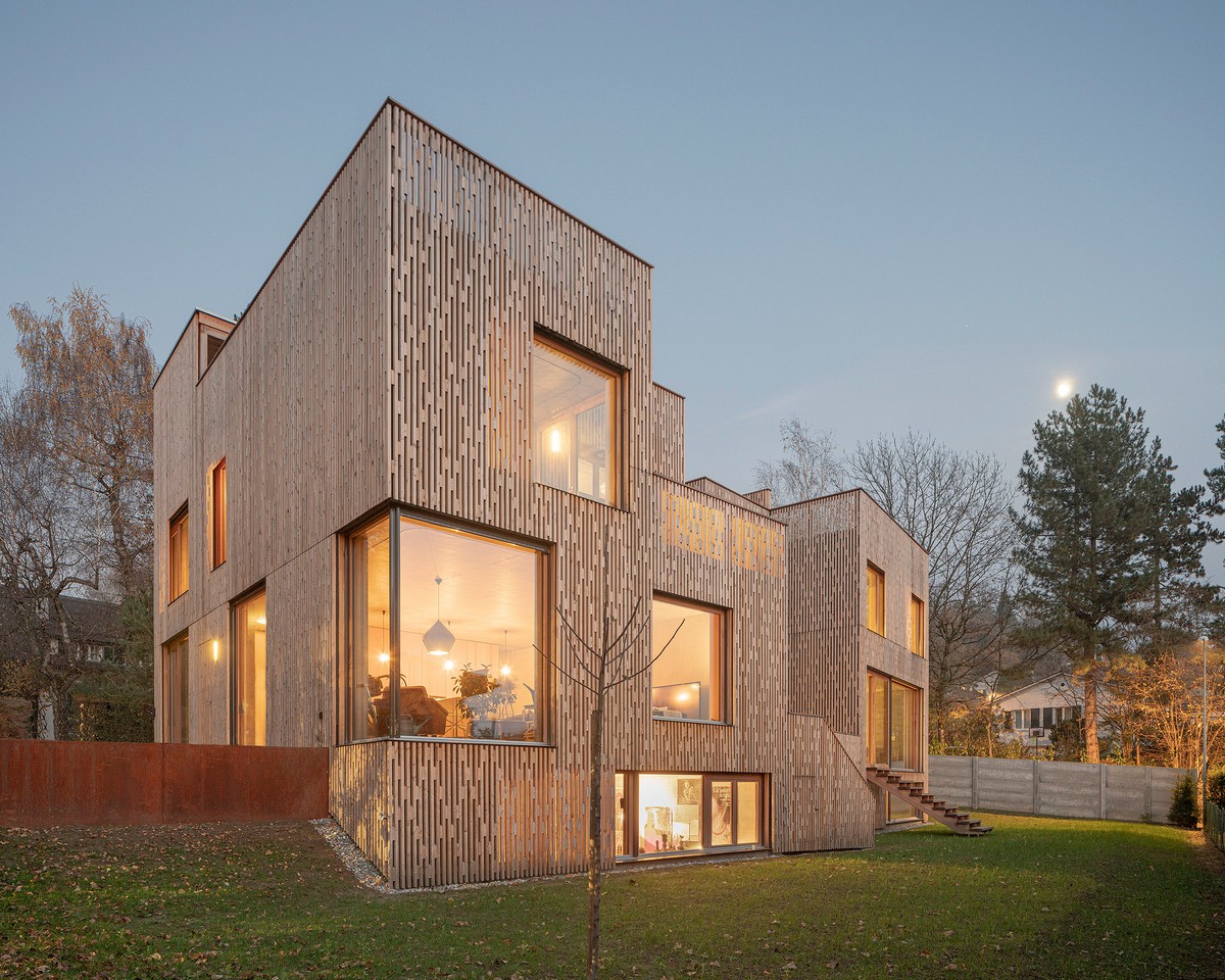 Три смежных дома с деревянным фасадом в Швейцарии