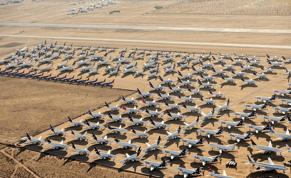 Сотни пассажирских самолетов стоят в калифорнийской пустыне