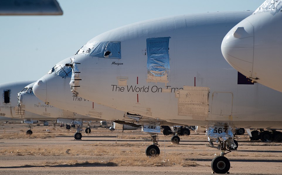 Сотни пассажирских самолетов стоят в калифорнийской пустыне