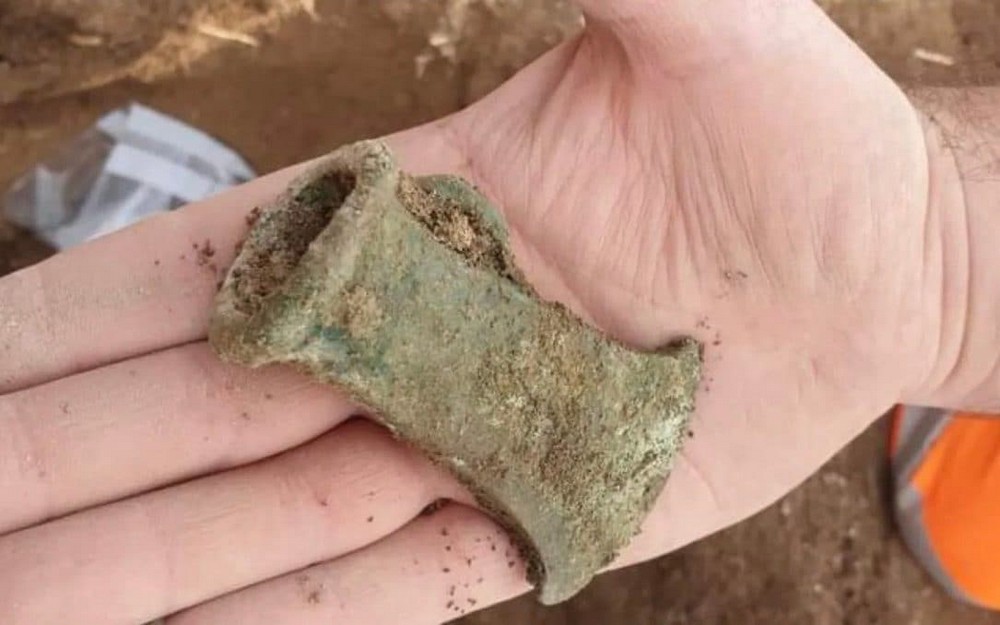 13-летняя британка обнаружила клад из топоров бронзового века