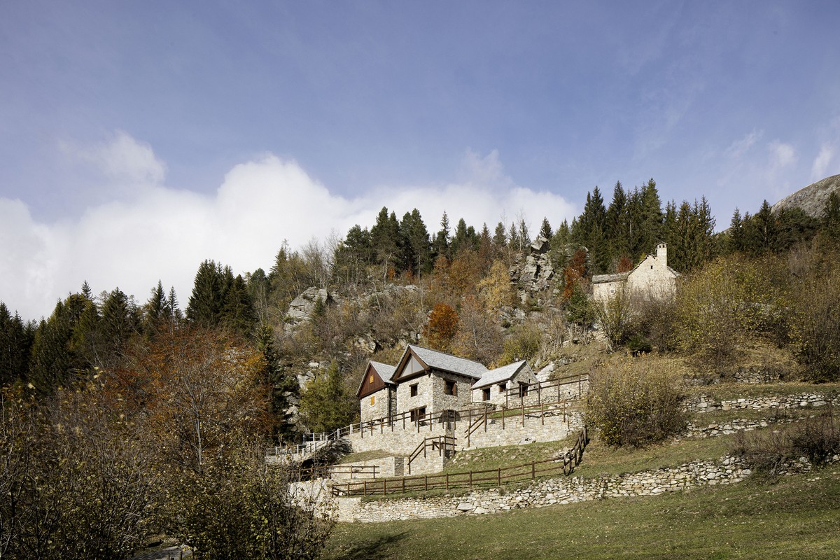 Современный каменный дом в итальянских Альпах