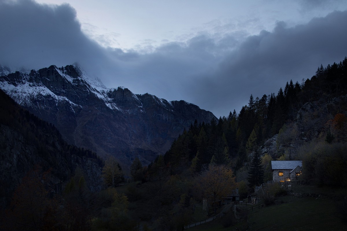 Современный каменный дом в итальянских Альпах