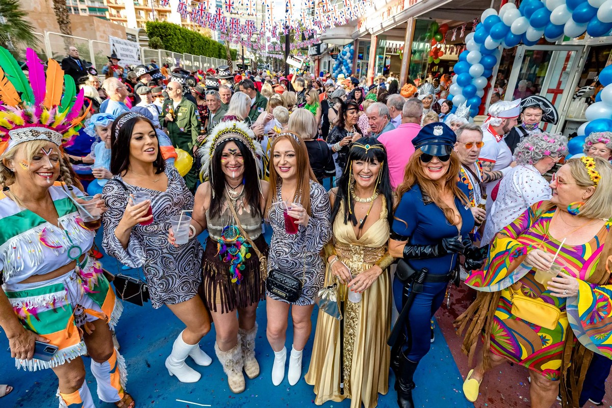 Костюмированная вечеринка Fancy Dress Party объединяет англичан в Испании