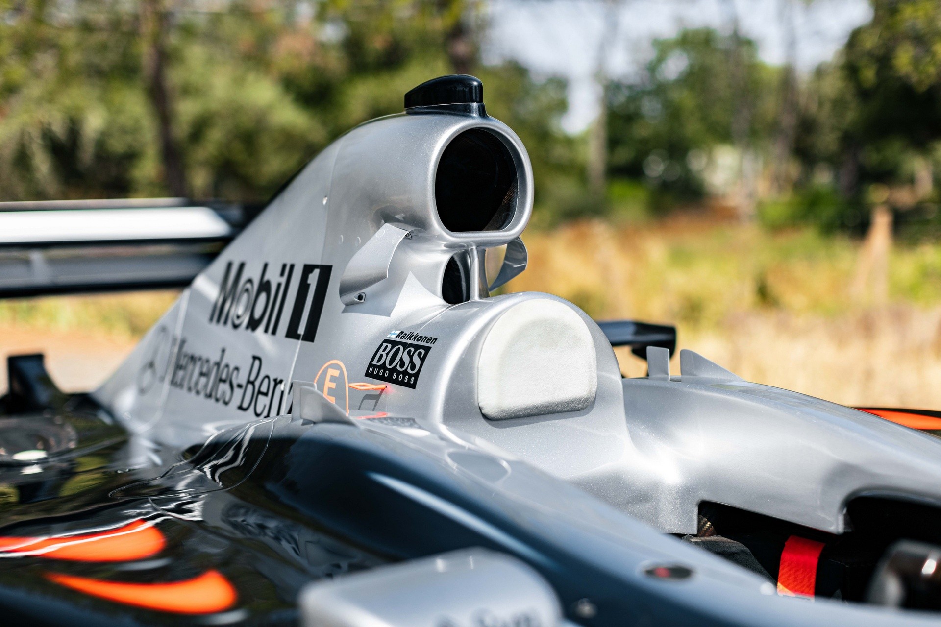 Настоящий гоночный болид McLaren MP4-17D выставили на аукцион