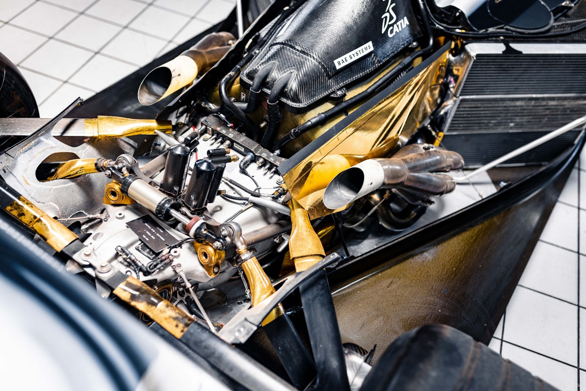 Настоящий гоночный болид McLaren MP4-17D выставили на аукцион