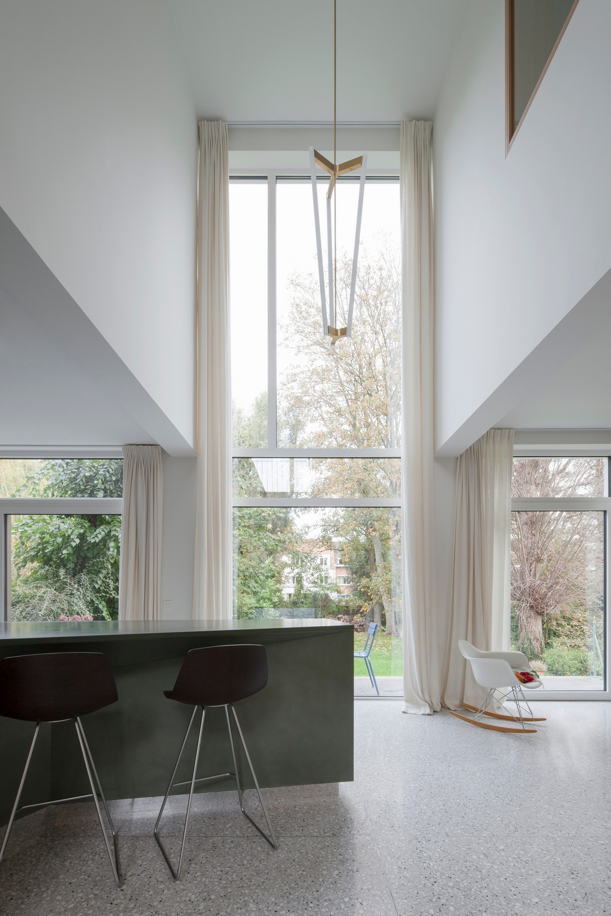 Превращение старого дома в современную стильную резиденцию в Бельгии