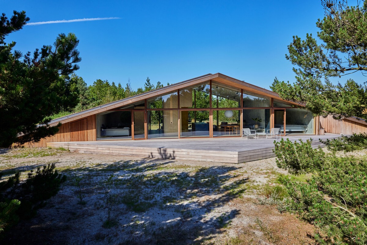 Загородный треугольный дом с живой зеленой крышей в Дании