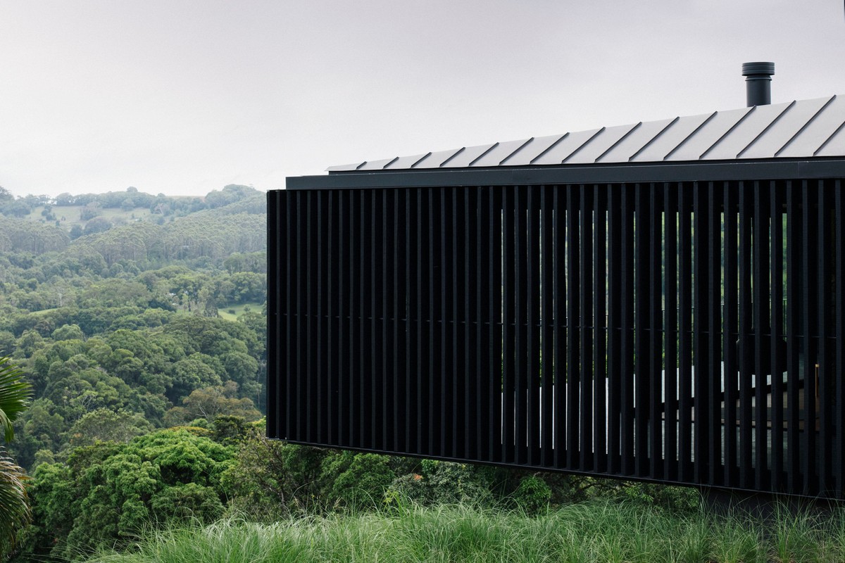 Чёрный деревянный дом с двором в Австралии