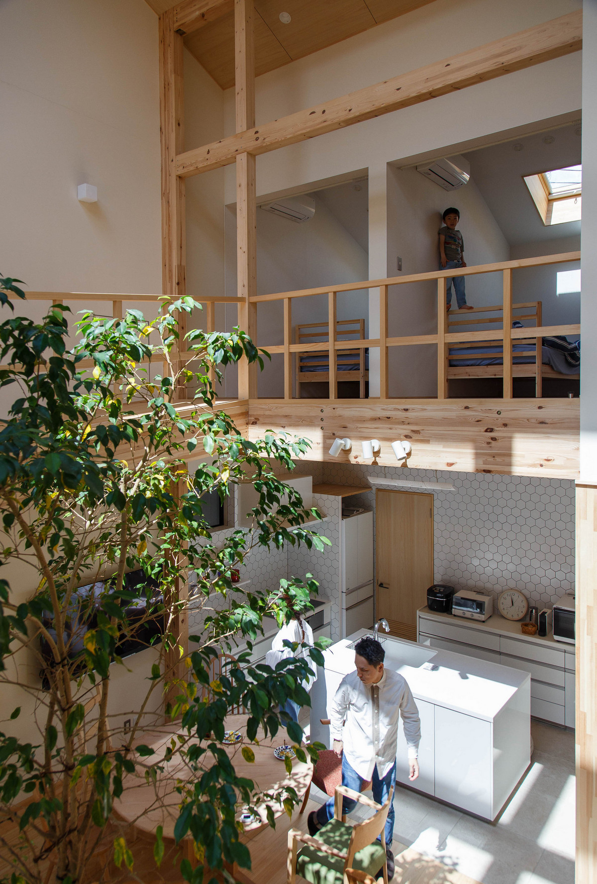 Японский деревянный дом с двориком в Киото участка, Киото, ванной, поскольку, между, похоже, соседние, после, внутренний, дерево, чтобы, пространство, комнату, центре, детей, стороны, исходя, предпочтений, Ванную, разместили